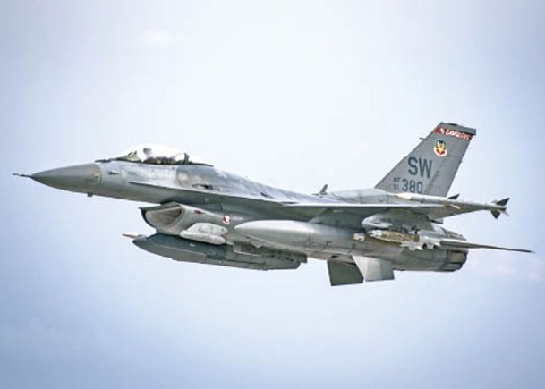 美國空軍F16戰機在喀布爾上空巡邏。