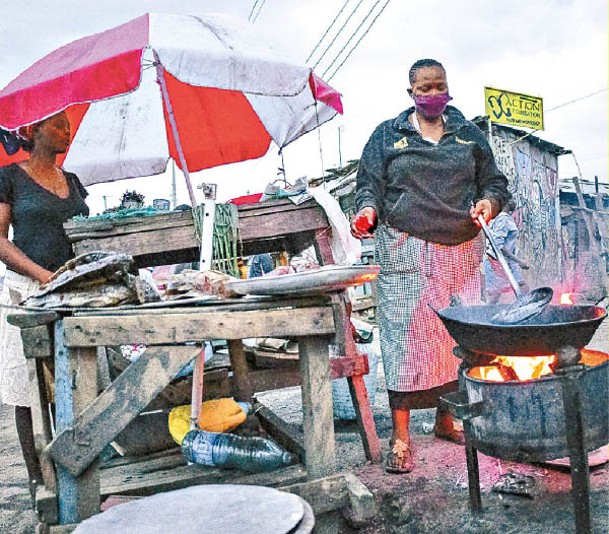 肯尼亞仍有不少民眾燒柴煮食。（Getty Images圖片）