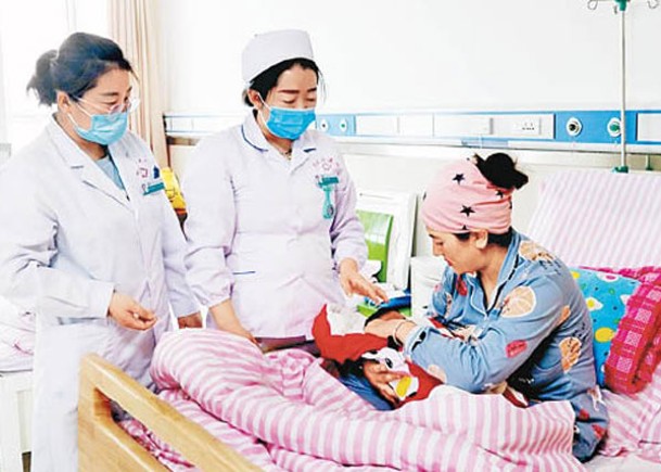 臨澤縣人民醫院婦產科醫生向產婦宣傳政策。