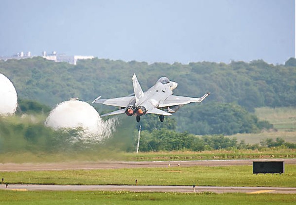 經國號戰機升空。