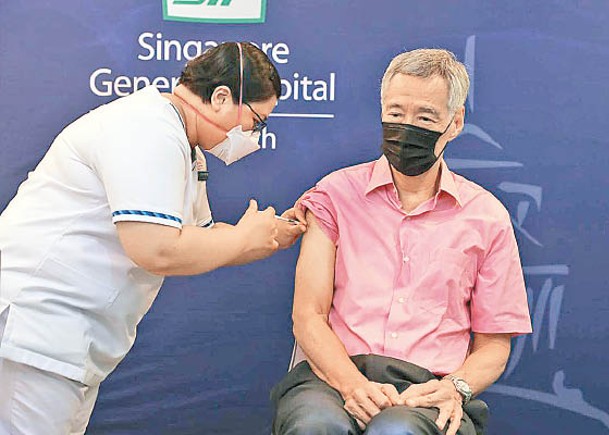 新加坡總理李顯龍昨天接種新冠疫苗加強劑。