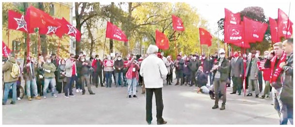示威者在莫斯科舉行集會，抗議選舉結果。