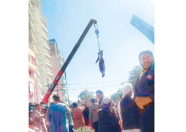 塔利班在赫拉特市中心公開涉嫌綁架而遭擊斃的屍體。