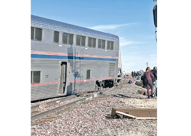 美國蒙大拿州火車出軌  3死50傷