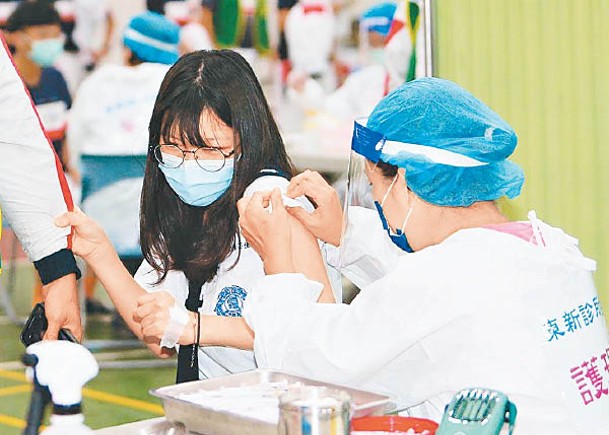 台灣民眾接種新冠疫苗。
