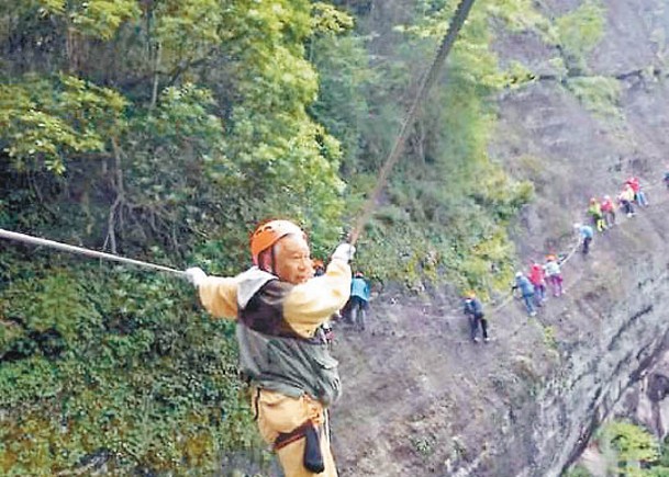 八旬翁考駕照  高山低谷越千里