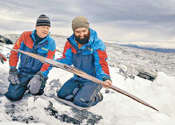 考古人員由冰中取出滑雪板。