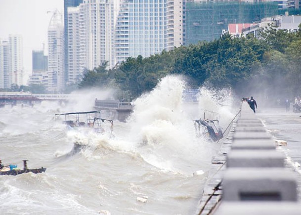 內地沿海掀起狂風巨浪。（中新社圖片）