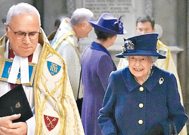 英女王拄杖現身  17年來首次