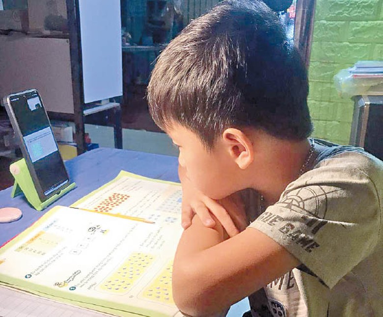 受疫情影響，越南學童需在家遙距上課。