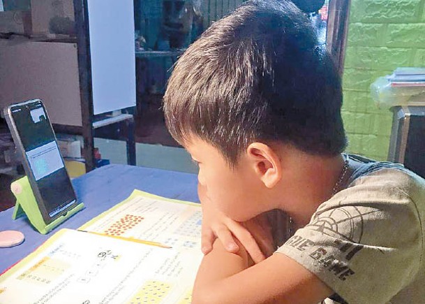 受疫情影響，越南學童需在家遙距上課。