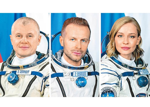 諾維斯基、希彭科及佩列西爾德（左起）參與太空之旅。