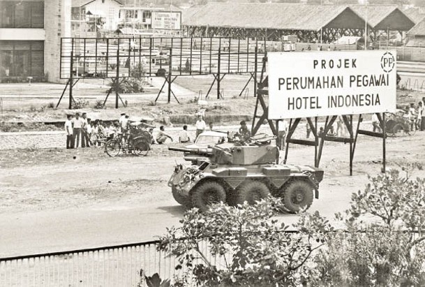 軍方出動坦克鎮壓共產黨示威者。