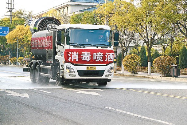 青海：工作車輛在街上噴灑消毒液加強防疫。（中新社圖片）