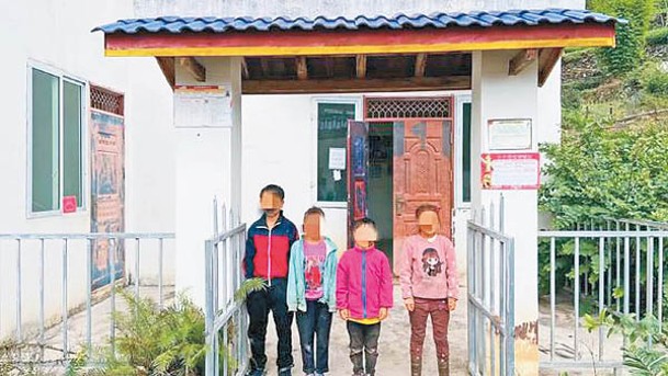 男孩的家庭目前住在村內的集中安置屋。