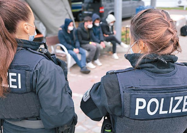 德國警方在接壤波蘭邊境截獲阿富汗難民。
