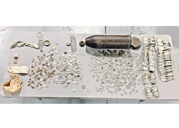 炸彈內藏有古老硬幣和鈔票。
