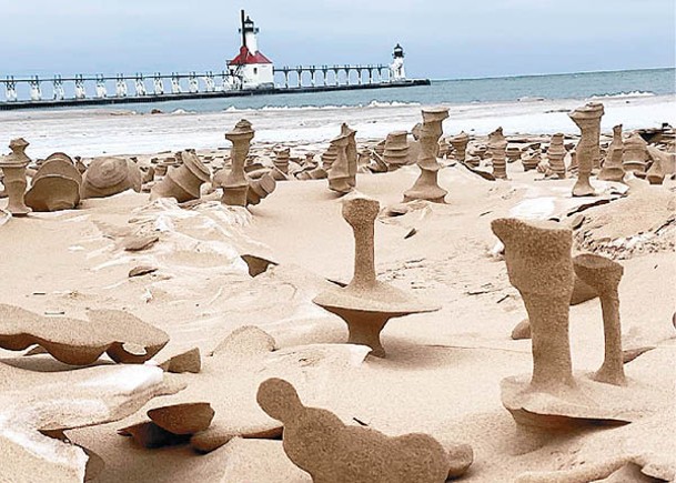 海灘上的沙雕形態各異。