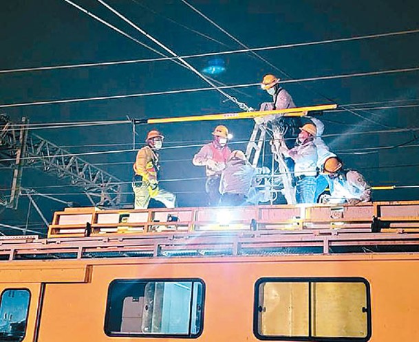 工作人員搶修斷線的輸電線路。