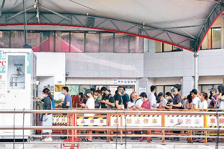 台灣疫情升溫，民眾排隊檢測。