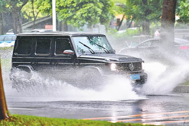深圳：市內車輛涉水而行。