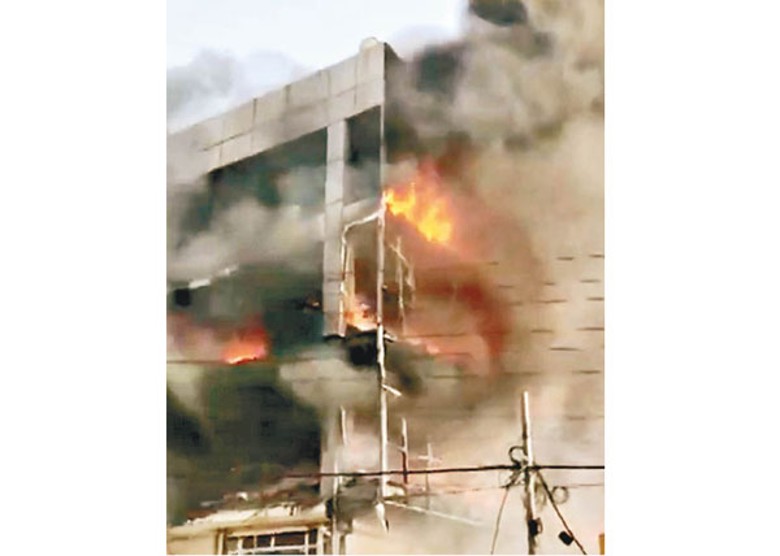 印度新德里商廈發生大火，造成多人傷亡。