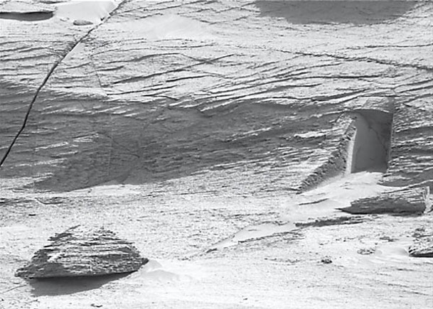 好奇號拍到火星有方形山洞。