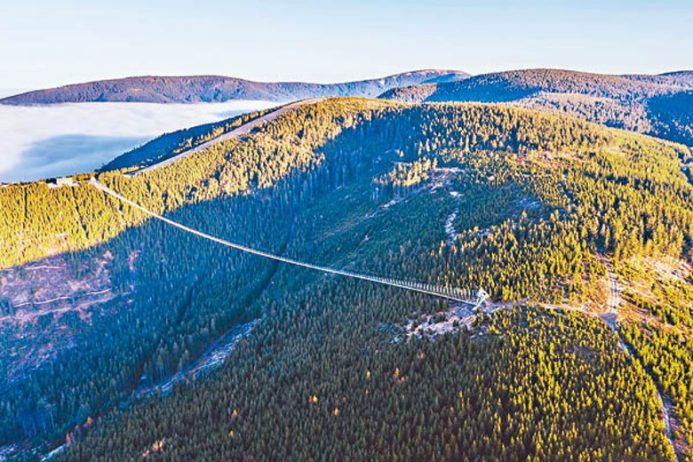 全球最長人行吊橋位於捷克山谷。