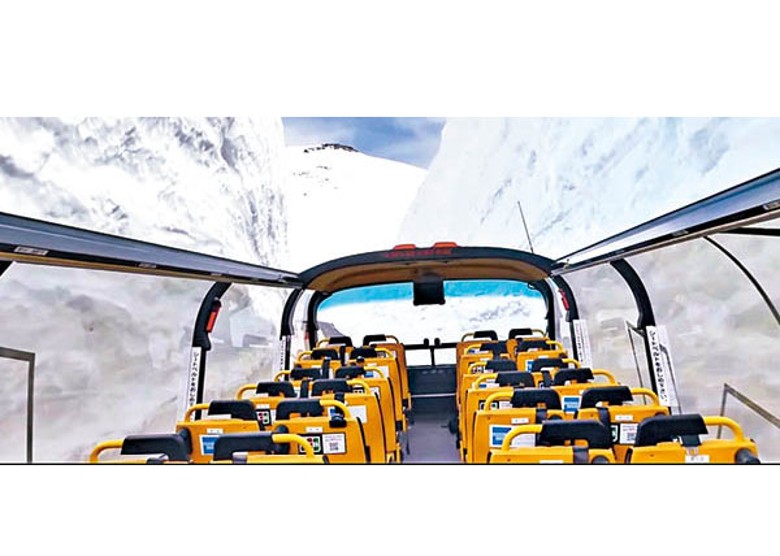 開篷雙層觀光巴士在立山室堂試行。