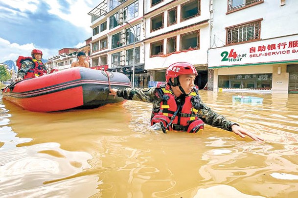 廣西：桂林市災民乘坐橡皮艇離去。