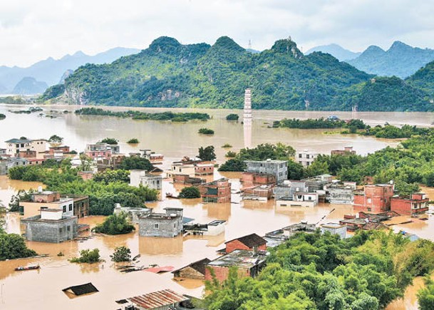 廣東：文峰塔被洪水包圍，「孤懸江中」。
