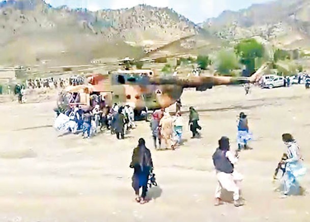 直升機向災區運送救援物資。
