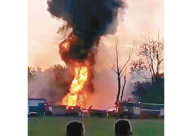 運輸機失事墜毀後起火。
