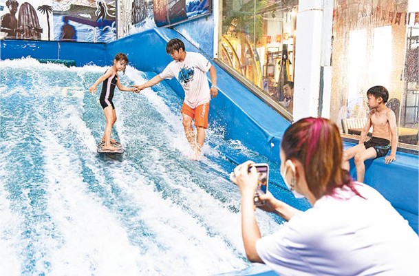 北京市民在衝浪俱樂部學習衝浪。（中新社圖片）