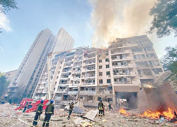 基輔住宅大樓遭俄軍導彈擊中。