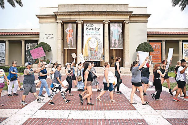 佛羅里達州有示威者遊行，要求保障婦女墮胎權利。