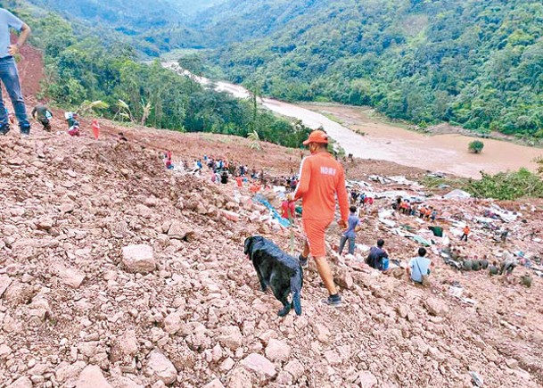 印度暴雨  工地塌山泥27死