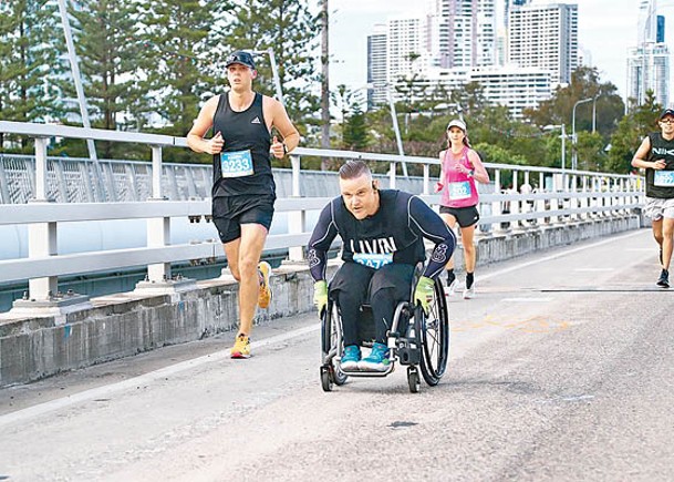 澳洲半癱漢  坐輪椅參加馬拉松