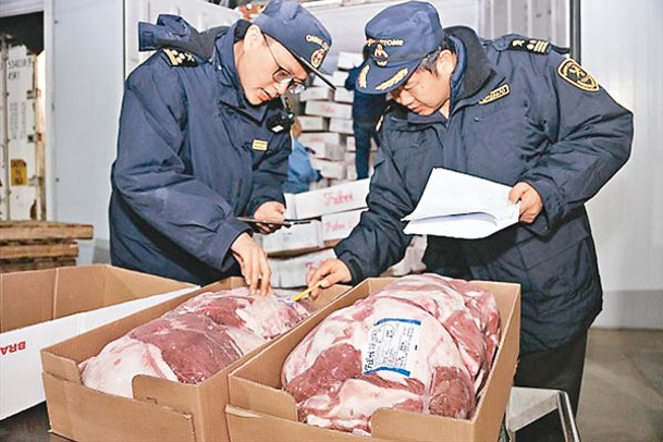 中國海關關員檢驗一批進口牛肉。