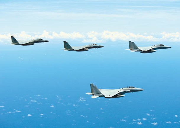 美日F15戰機展開聯合訓練。
