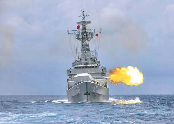 洛陽號主炮在演練中向海上目標開火。