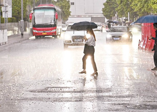 「木蘭」導致廣東省廣州市出現降雨天氣。（中新社圖片）
