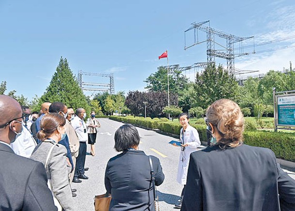 外國駐華使節參觀中國國家電網特高壓直流實驗基地。（中新社圖片）
