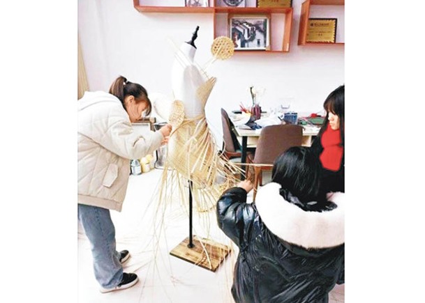 成員親手製作竹織裙子。