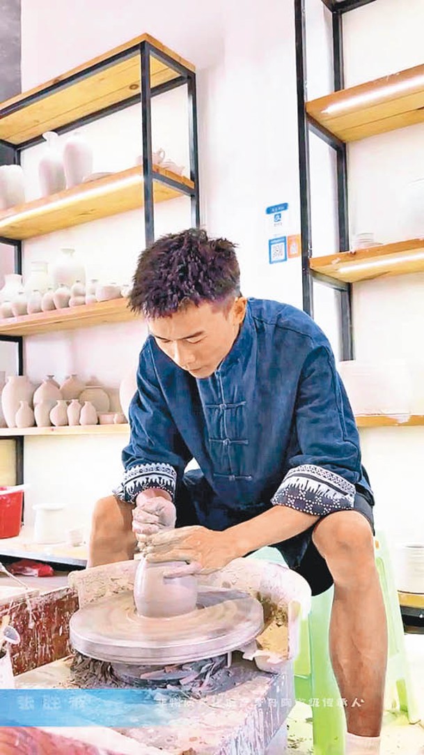張勝波是貴州省級陶瓷設計師。