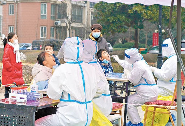 鄭州市為求「動態清零」，要求民眾每天檢酸檢測。