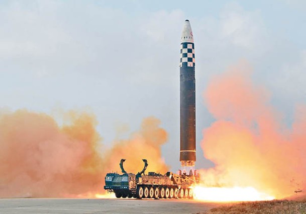 北韓成功試射火星17洲際彈道導彈。