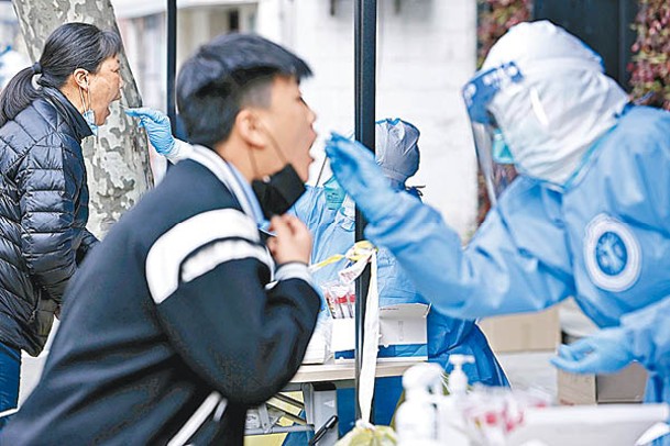 上海市醫護人員為市民進行核酸檢測採樣。（中新社圖片）