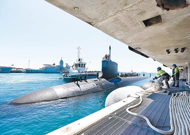 美國攻擊核潛艇密西西比號停靠澳洲斯特靈海軍基地。