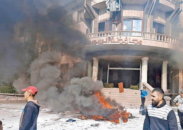 一批示威者縱火燒毀部分建築。